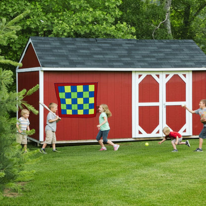 Cible flechette rectangulaire installée sur le cabanon en permanence les enfants ont inveenté des règles de jeu
