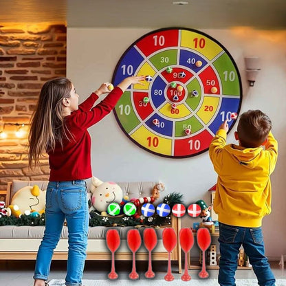 une grande fille de 9 ans joue avec son petit frère au jeu de fléchettes et c'est l'harmonie familiale