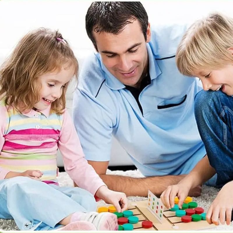 un père de 2 enfants observe la partie de jeu de logique en compétition entre ses 2 enfants.