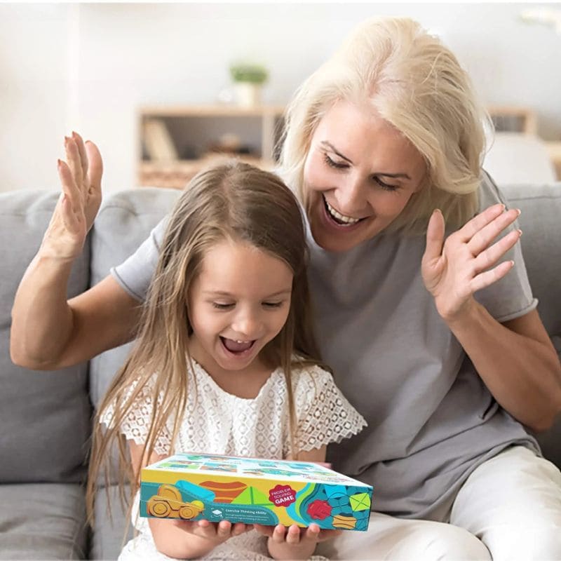 Une grand-maman donne le meilleur jeu de logique pour enfant au monde à sa petite fille très heureuse