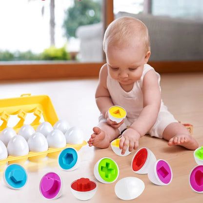 un bébé joue au jeu de logique  le puzzle des oeufs magique à associer