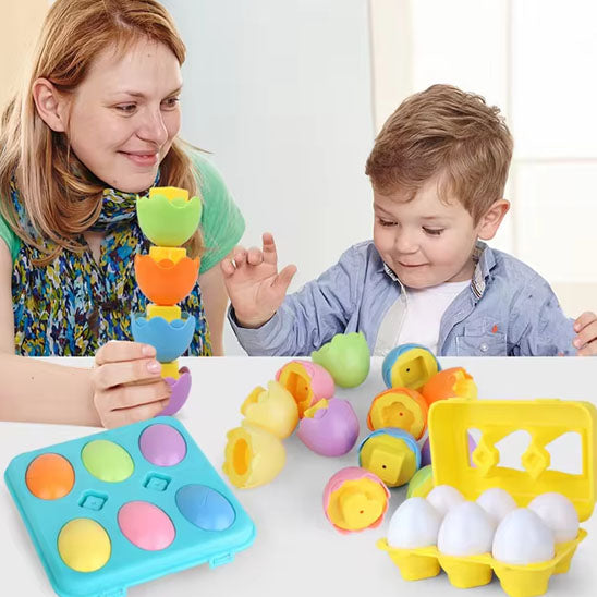 une mère joue avec son fils de 3 ans au jeu de logique cocologique puzzle d'association de demi oeuf 