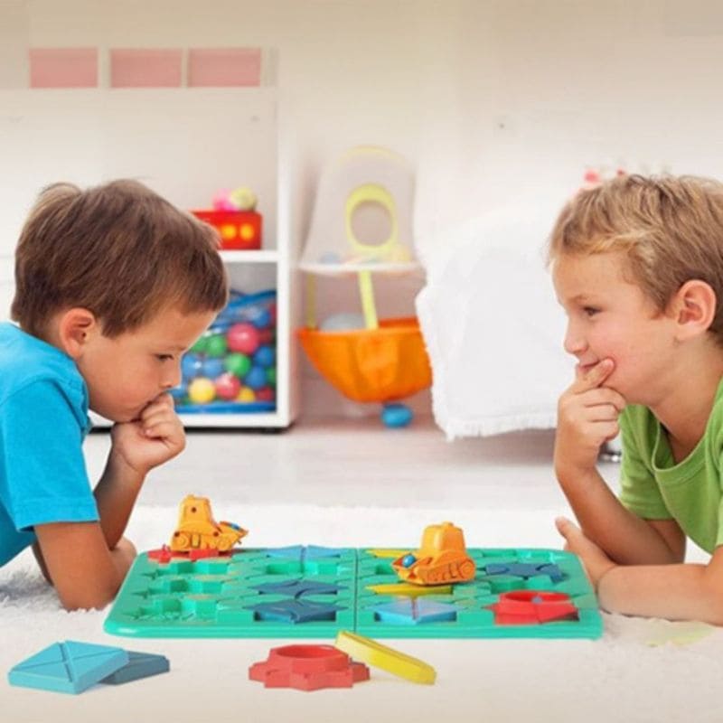 2 Garçons jouent à un jeu de logique avec concentration et pistes de éflexion aventurieres