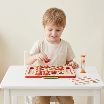 un garçon de 4 ans joue au jeu de memoire Montessory 1 à 5 ans  
