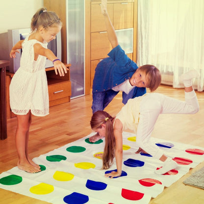 3 enfants jouent au jeu de société Twister dans le salon