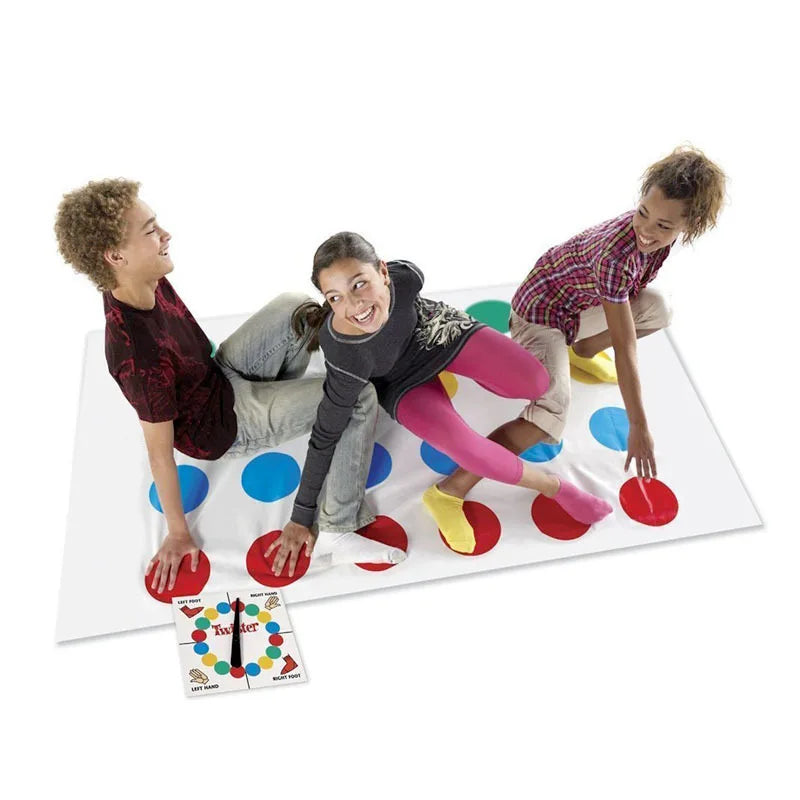 3 adolescents s'amusent beaucoup en jouant au jeu de société Twister