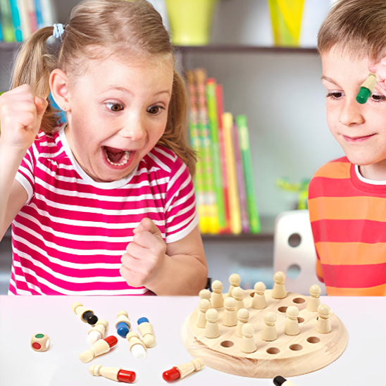 une fillette est super heureuse de marquer des points dans son jeu de société en bois contre son frère qui a des stratégie en banque