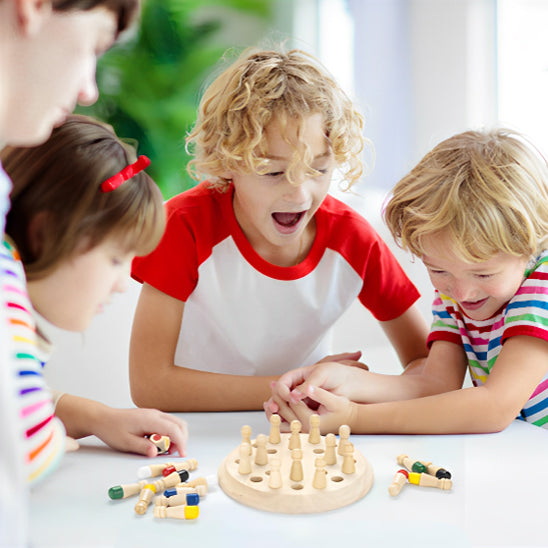 des enfants jouent au jeu de société en bois qu'ils ont reçu  sans dispute que du plaisir