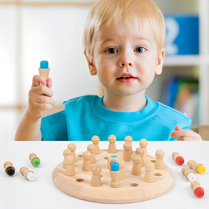 un joli garci est fier de réussir à trouver des couleurs de son jeu de société en bois que Père Noël lui a donné