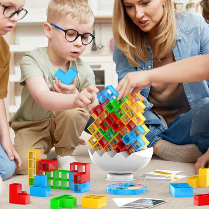 une mère joue avec ses 2 garçons au jeu de société enfant excitant rempli de blocs de construction tétris