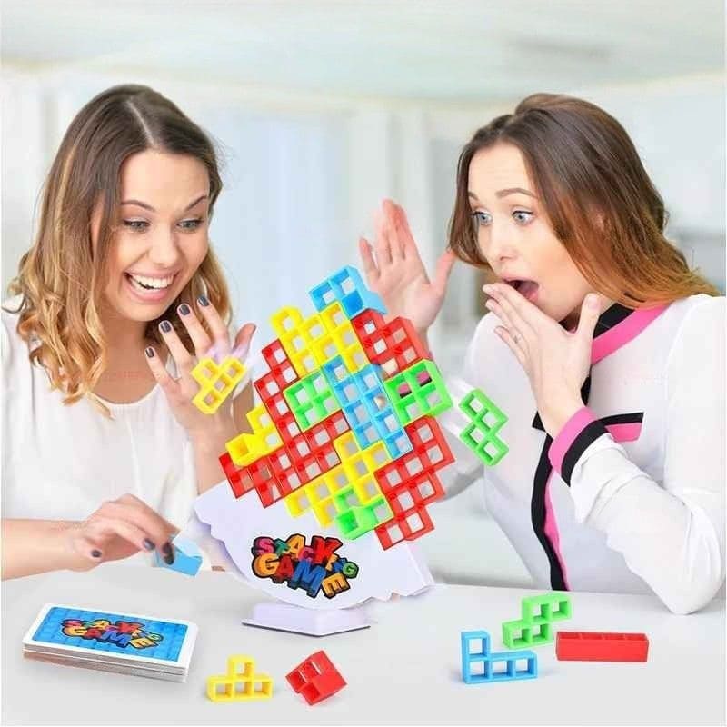 2 femmes s'amusent à fond avec le jeu de société enfant rempli de blocs de couleurs de qualité éducatif et stratégique