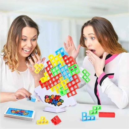 2 femmes s'amusent à fond avec le jeu de société enfant rempli de blocs de couleurs de qualité éducatif et stratégique