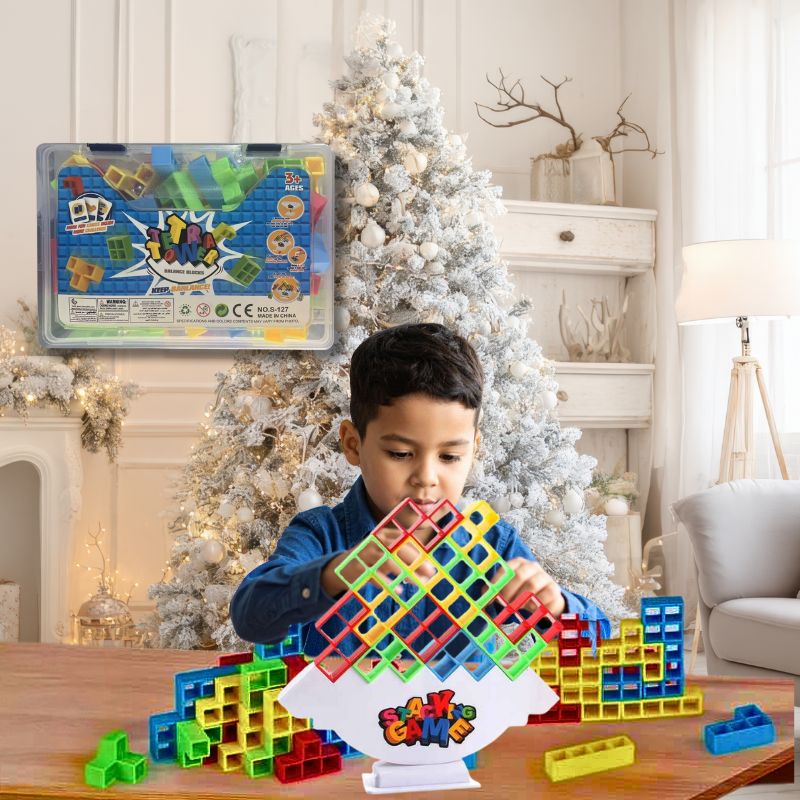 un garçon construit différents modèles de construction librement sur une table du salon avec son jeu de société enfant un matin de Noël