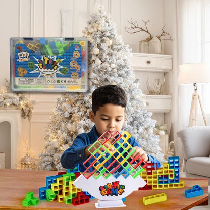 un garçon construit différents modèles de construction librement sur une table du salon avec son jeu de société enfant un matin de Noël