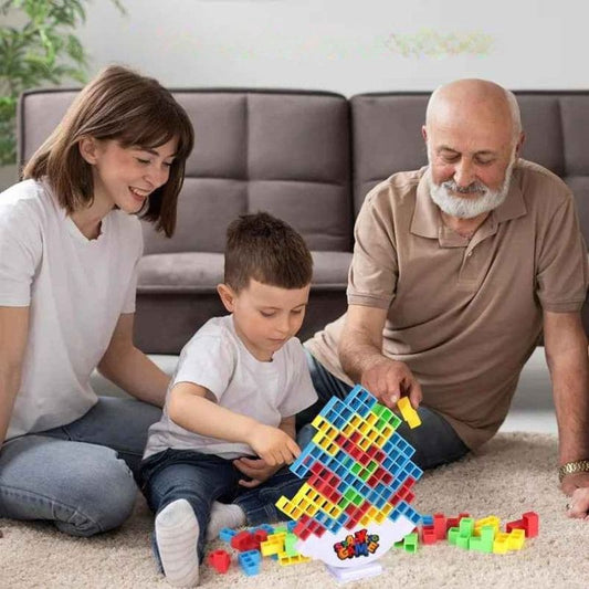 Enfant concentré jouant à un jeu de société enfantavec des blocs colorés en équilibre 
