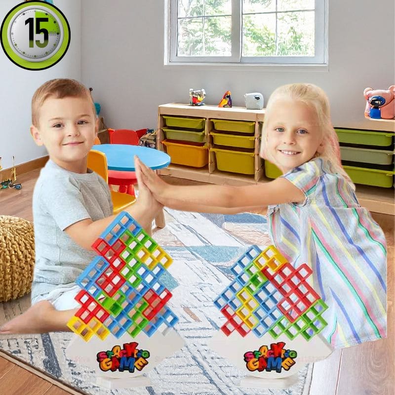 une frère et sa soeur font un duel de tour avec les blocs du jeu de société enfant que vient de leurs offrire grand-maman