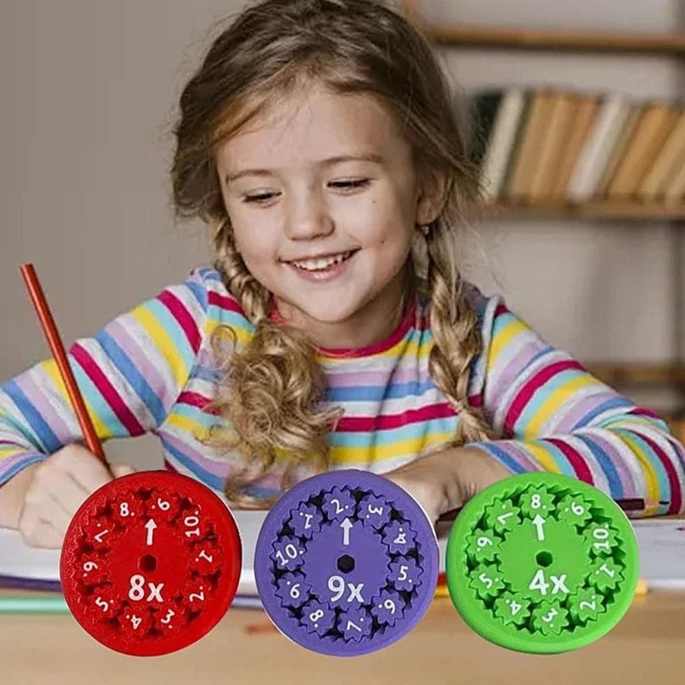une illette est fière de ses résultat s grâce au jeu mathématique spinner