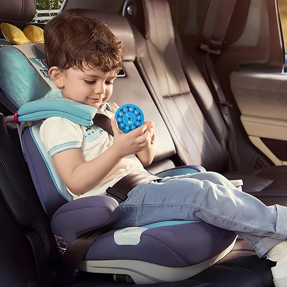 un gamin en voiture joue à son jeu mathématique