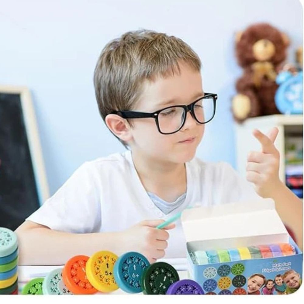 un garçon calcule un problème de son jeu mathématique: fidget spinner Math™