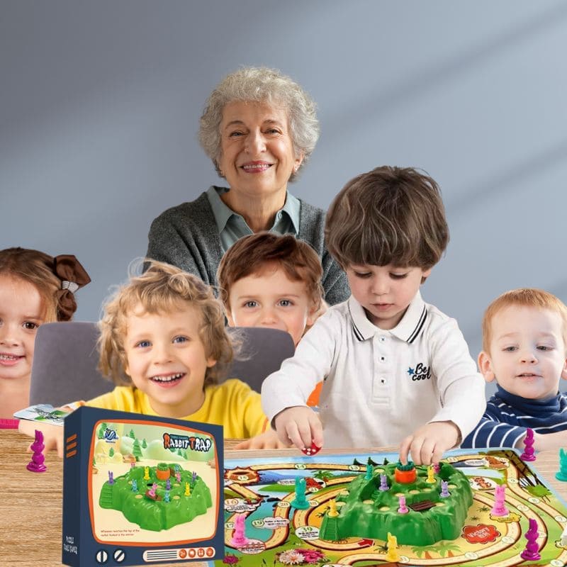 mamy qui regarde les 4 petits enfants jouer à un jeu de socété pour enfant de 3 ans