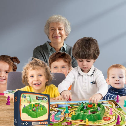 mamy qui regarde les 4 petits enfants jouer à un jeu de socété pour enfant de 3 ans