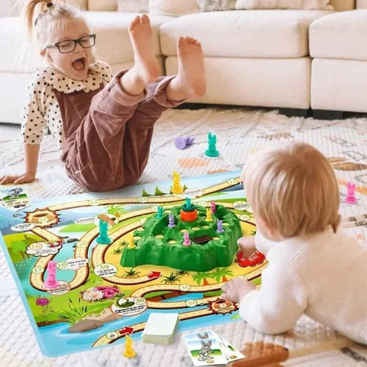 2 enfants en bas âge jouent à un jeu de société enfant 3 ans assis parterre dans le salon