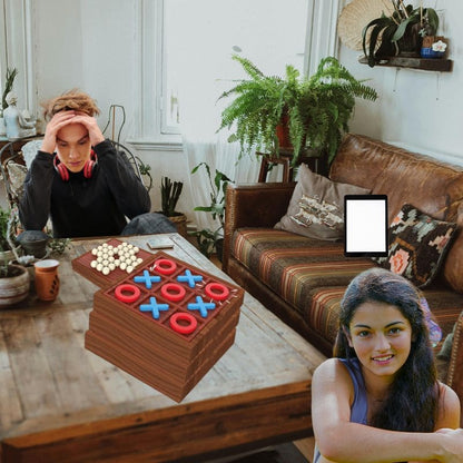 2 adolescents sont entrain de jouer aux jeux de stratégie laissé sur la table du salon objets décoratifs et stimulant fermer écrans