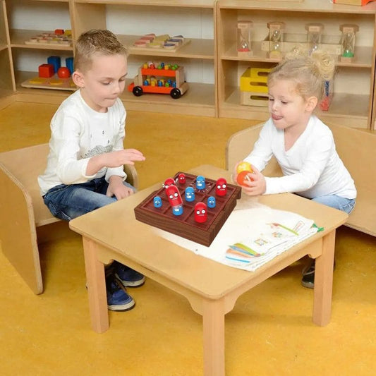 2 enfants jouent au jeu de stratégie tic-tac-toe dans la salle de jeux