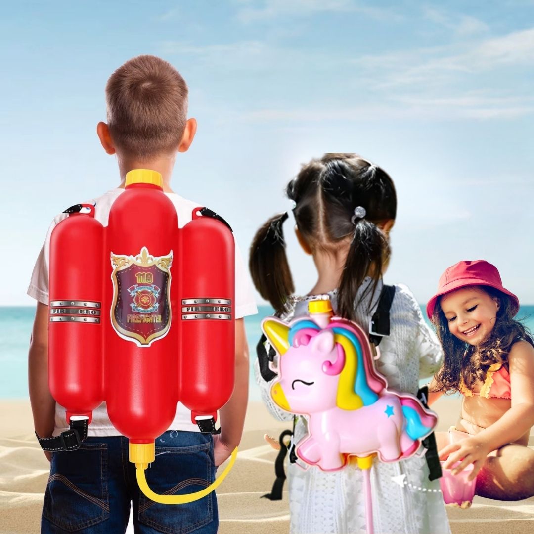 2enfants à la plage avec leur sac dos de pistolet à eau de pompier et licorne
