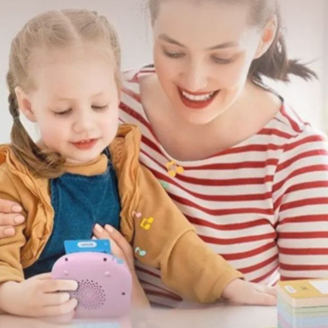 une mère joue avec sa fille à magie-mots les jeux pour apprendre l'anglais de la boutique jeux-focus