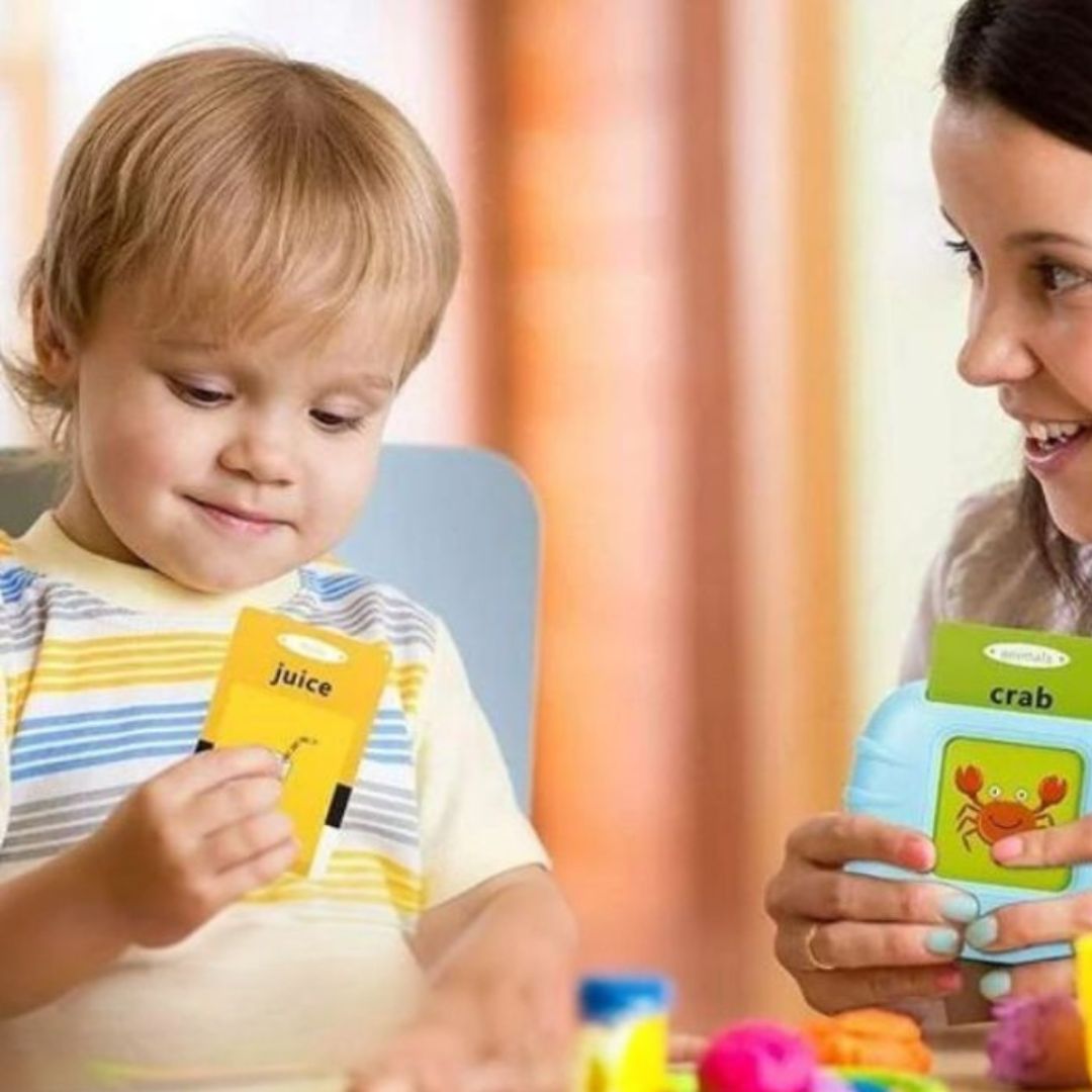 un garçon réfléchit avec sa flash card de jeux pour apprendre l anglais de Jeux-Focus.com