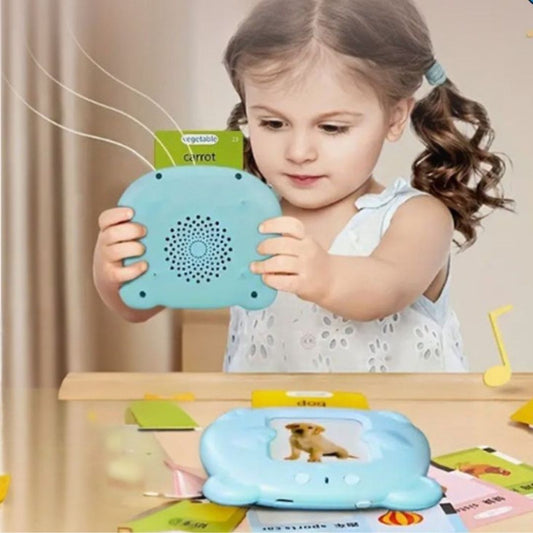 une fillette s'amuse en jouant avec ses jeux pour apprendre l anglais