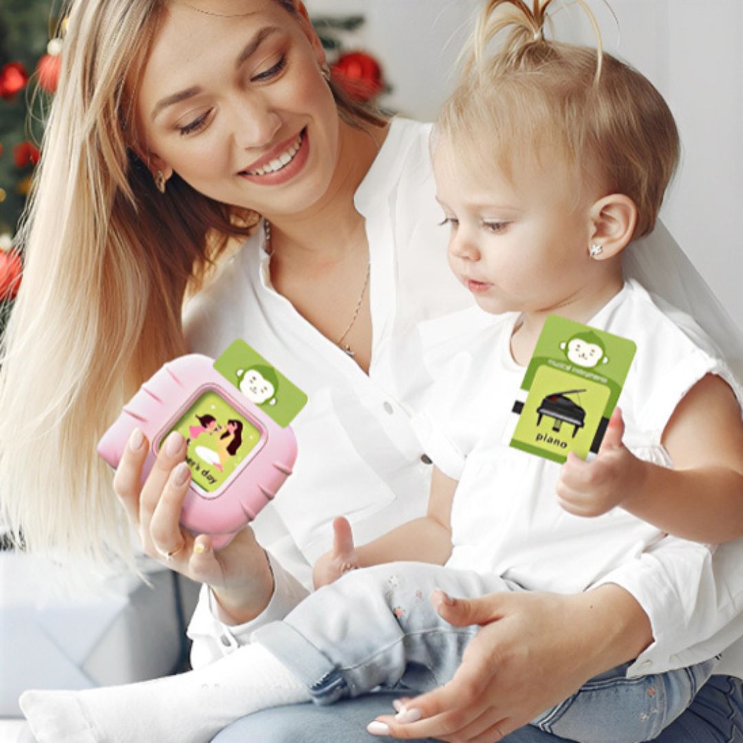 une mère joue avec son enfant de 18 mois avec jeux pour apprendre l anglais