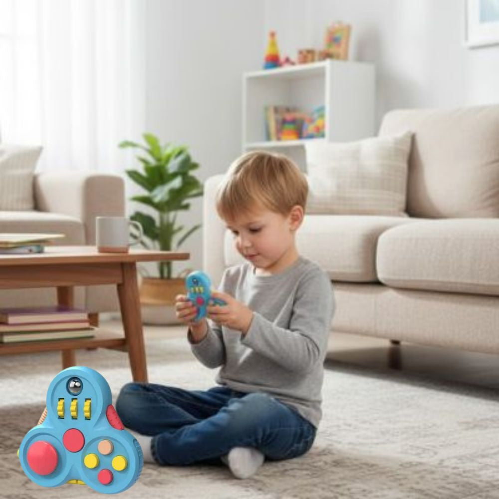 garcon concentré à calmer ses émotions avec son jouet antis tress fidget spinner bleu