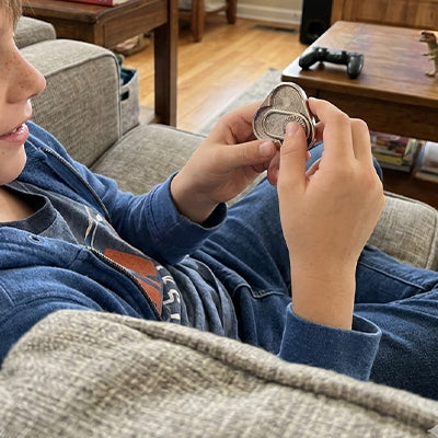 garçon exerce ses mains avec un jouet anti stress 