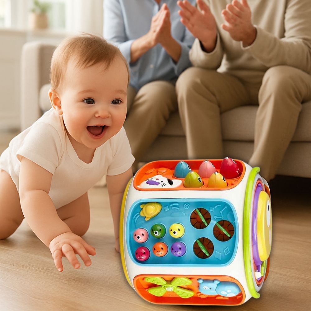 un bébé apprends a ramper en cherchant à attraper son jouet bebe interactif préféré