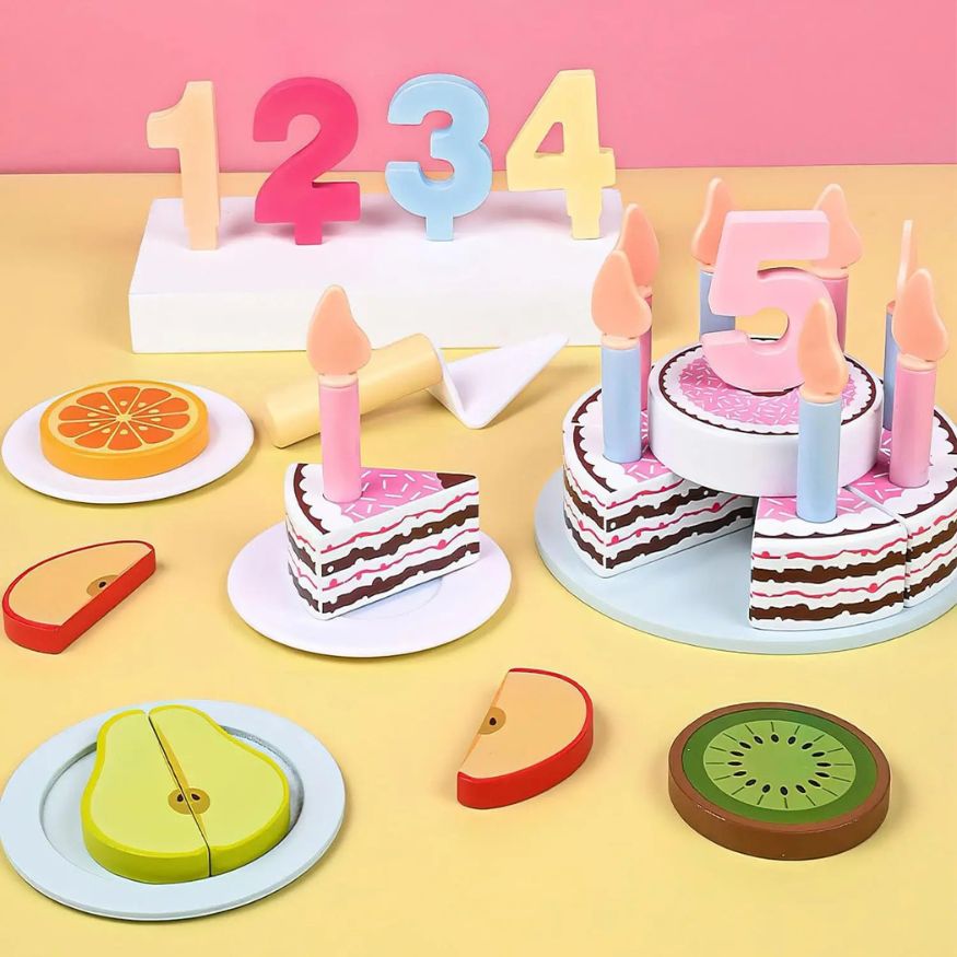 gâteau d'anniversaire dans le coin jouet cuisine en bois