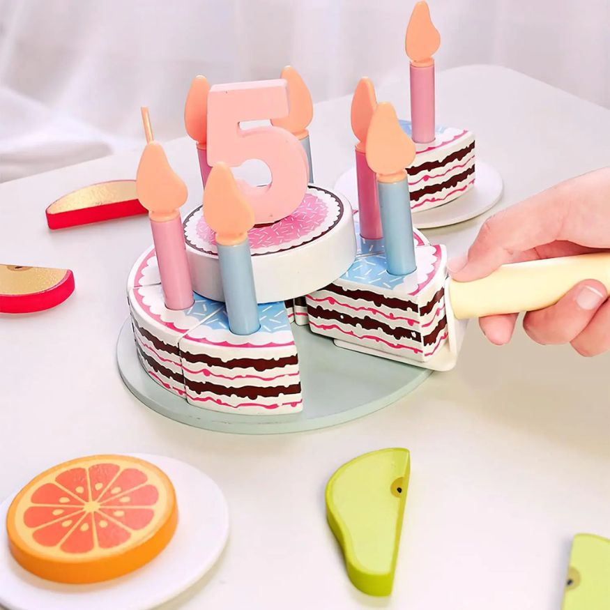 jouet cuisine en bois pour amuser et fête avec un beau gâteau d'anniversaire à construire selon nos goût