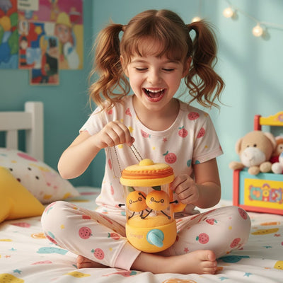une petite fille tient sa peluche interactive jouet de cuisine blender pour smoothie's oranges et clémentine