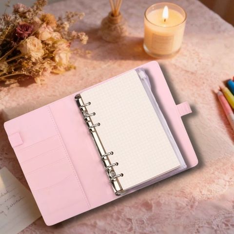 journal intime rose avec feuilles carrelées