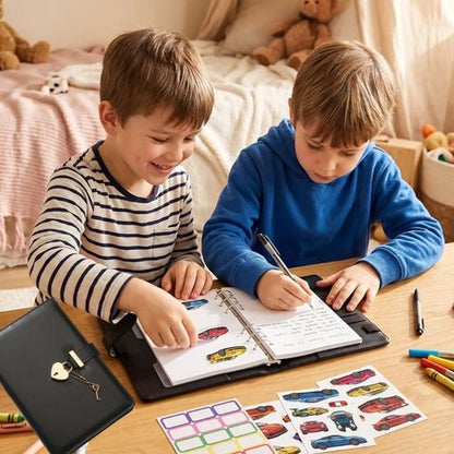 2 garçons remplissent leur journal intime noir barré sous clé de leur collection la plus précieuse
