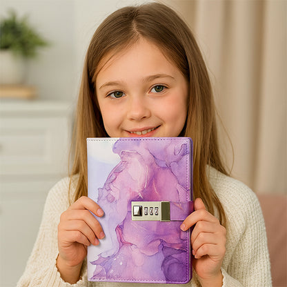 Jolie jeune fille tient contre son coeur son nouveau journal intime  violet