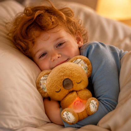 garçon mignon qui s'endort seul dans son lit avec sa peluche koala qui respire