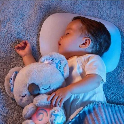 bébé mignon sommeil profond grâce à koala qui respire
