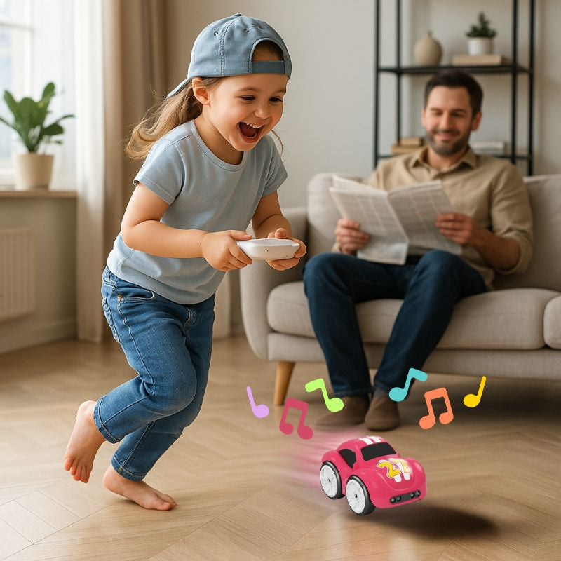 une fillette de 4 ans court partout dans la salle de séjour avec sa mini voiture télécommandée mobile et musicale au grand plaisir du papa