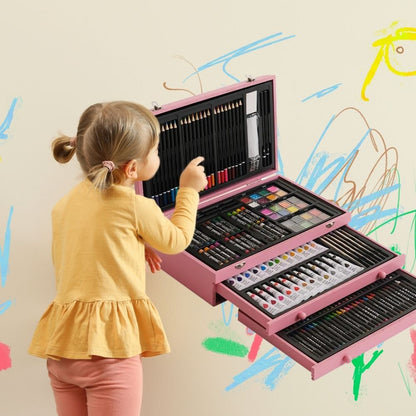 une petite fille de 4 ans choisit un crayon de couleur dans la palette de couleur que mammie lui a offert