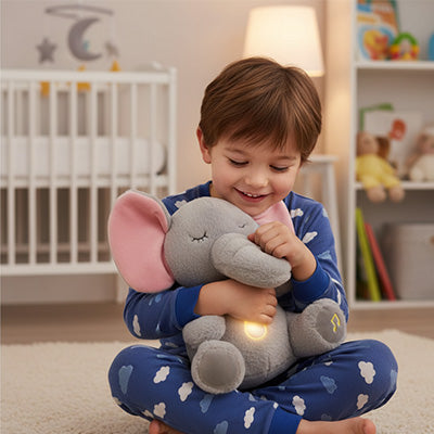 un enfant rit et réconforte son doudou qui respire une peluche antistress éléphant adorable