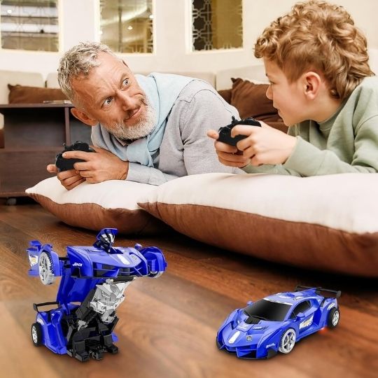 un garçon de 9ans joue avec son père à la voiture télécommandée enfant transformer soir robot debout ou voiture de course du plaisir