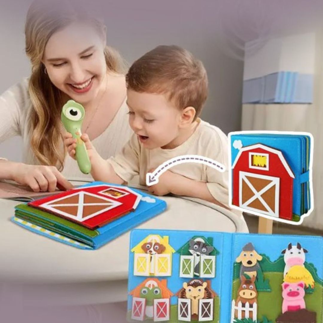 Une mère et son fils de 2 ans regardent avec passion le livre enfant 3 ans Mamie-Book à la ferme qu ils ont reçu en cadeau de Mamie.