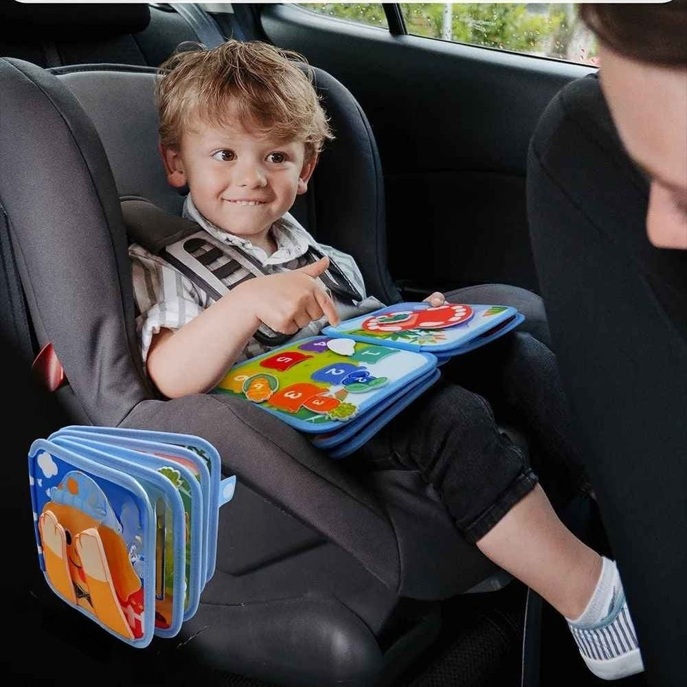 un bambin s'occupe en oiture avec son busy board livre enfant 2 ans pour enfant de 1 mois, 2 ans, 3ans et 4ans